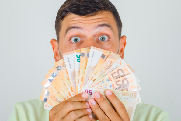 Image illustrative de l'article "Comment investir 100 000 euros en 2025 ? Notre guide pour une fiscalité maîtrisée"