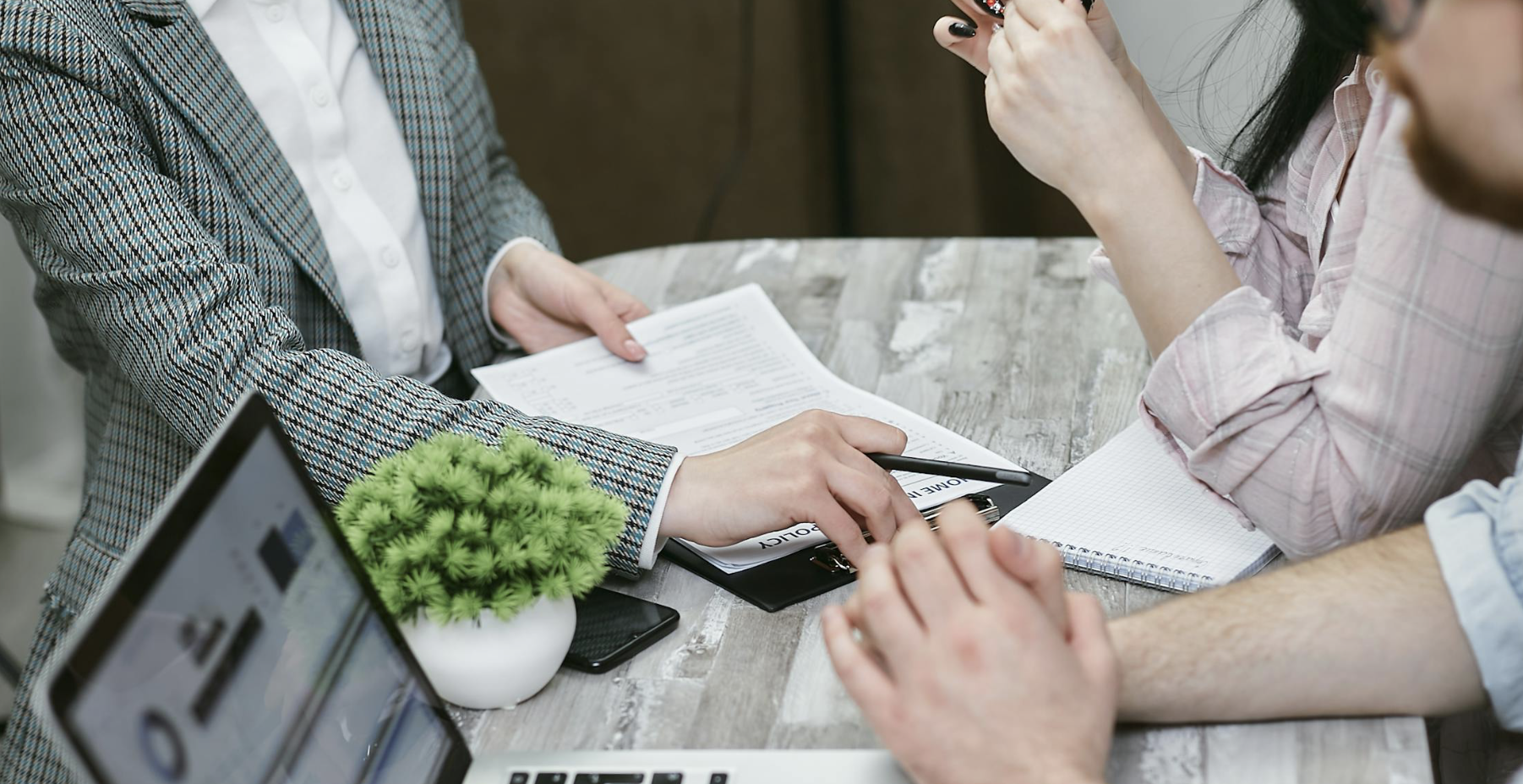 Image illustrative de l'article "Fiche Pratique : assurance vie en couple à Bordeaux, le guide pour protéger votre conjoint sans léser vos enfants"