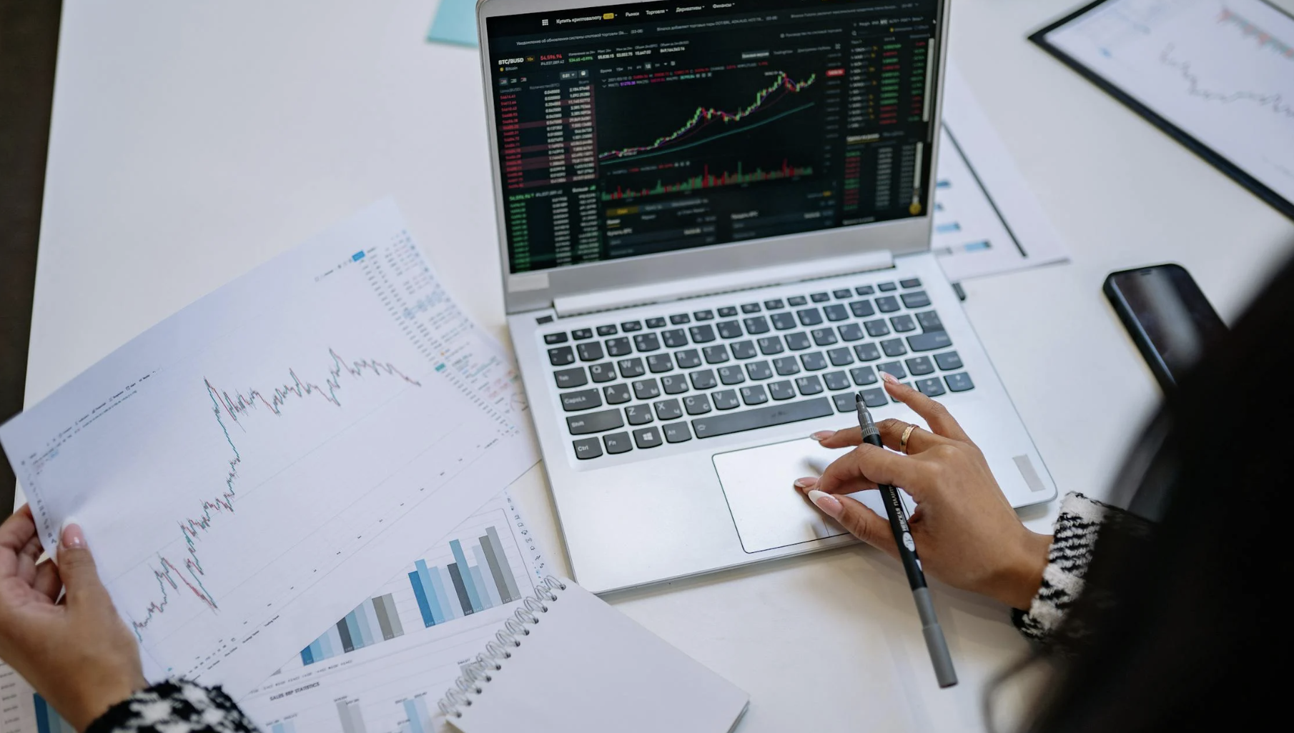 Image illustrative de l'article "Débuter en bourse : le guide pour le premier investissement d’un épargnant prudent "